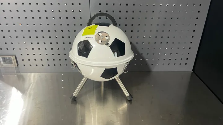 Kompakter Kugelgrill im Fußball-Design